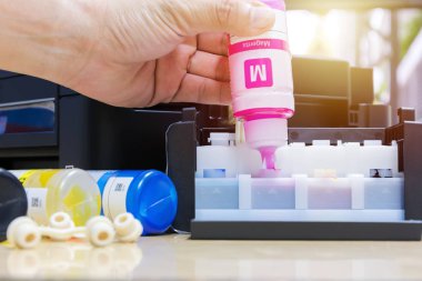 Kırmızı conceot onun yerine. Yayınlanmamış renkli yazıcı, kullanılan rengi kırmızı, sarı, mavi, siyah. Ofiste önemli bir cihazdır.