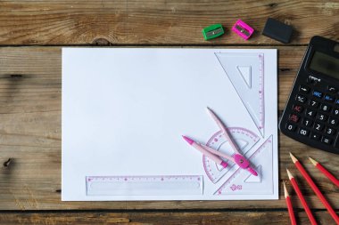 Matematik dersi, geometri veya bilim kullanılan okul malzemeleri. Matematik geometri metin kopyalama yeri olan öğrenci için aracı ve beyaz arka plan üzerinde izole. Matematik kavram. Üstten Görünüm.