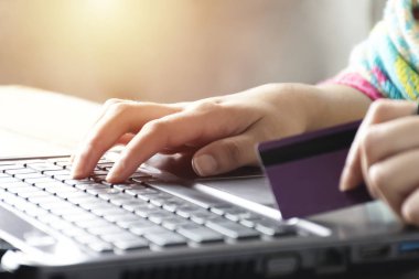 İnternetten alışveriş konsepti. Kadınlar internetten kredi kartıyla satın alıyorlar. Dizüstü bilgisayardaki Online Alışveriş Web Sitesi.
