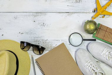 Kavram seyahat. Sakin ol ve kendini hayat ihtiyacı bulmak için. Şapka, güneş gözlüğü, defter, kalem, Küre, uçak modeli, Büyüteç, spor ayakkabıları, metin girmek için kopya alanı. 