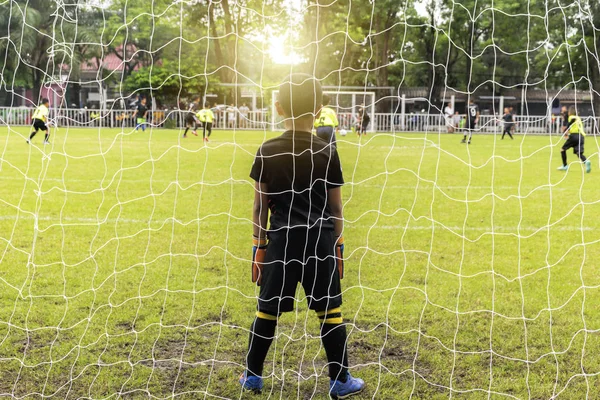 小さな男の子の大きな夢 プロのサッカー選手をする必要があります ゴールキーパー防御保護する必要があるビジネスを行うに立って — ストック写真