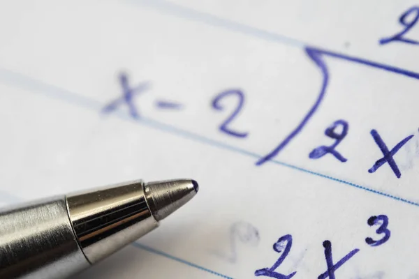 Resolução Problemas Matemáticos Deve Usar Habilidades Computacionais Caneta Colocada Papel — Fotografia de Stock