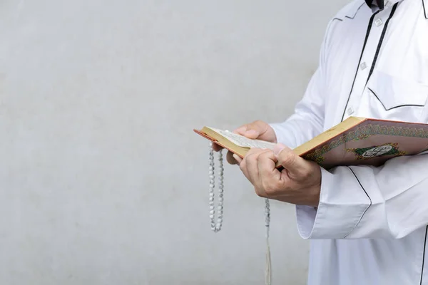 Muslim Man Reading Quran Gradient Background Islam Study — Stock Photo, Image