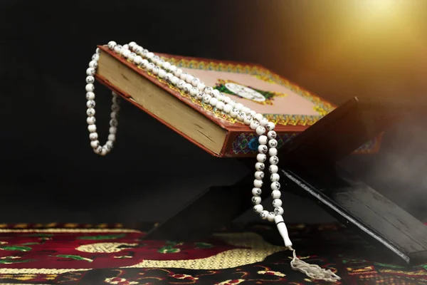 Islam Heiliges Buch Der Muslime Der Qran Steht Auf Einem — Stockfoto