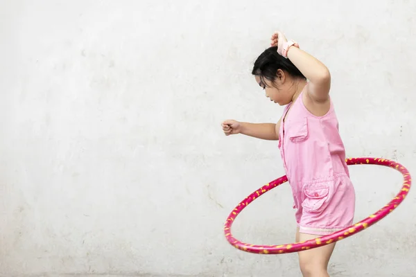 Lány Játszik Hula Hoop Boldog Erőfeszítés Szándék Volt Hogy Üres — Stock Fotó