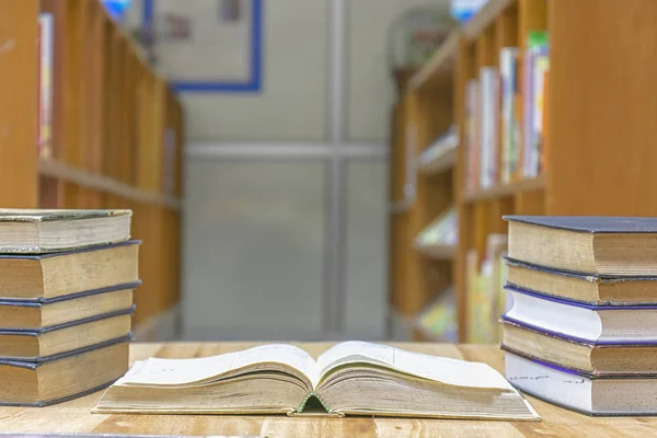 Een Boeken Geopend Tussen Boeken Zet Tafel Bibliotheek Het Een — Stockfoto