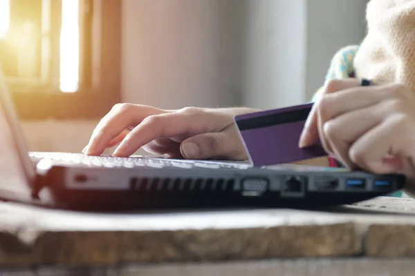 Concepto Compras Online Las Mujeres Están Comprando Línea Con Una —  Fotos de Stock