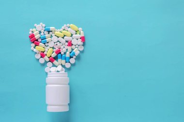 Tedavi ilaç tedavisi için ilaç. İlaç ilaç, tedavi sağlık için kapsayıcı içinde. Kalp şeklinde düzenleyin. Tedavi yardımcı ilaçlar.