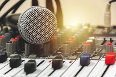 Ses teknisyeni kontrol müzik. Profesyonel ses, Mikrofon karıştırıcı denetleyicisi panelde koymak. Konser için Pro ekipmanları. Sahne aydınlatma kontrolü. El ayar ses mikseri. 