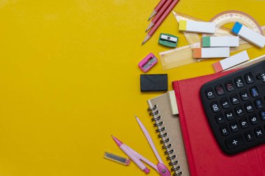 Matematik dersi, geometri veya bilim kullanılan okul malzemeleri. Matematik Geometri Matematik dersinde öğrenci için metin kopyalama yeri olan aracı ve sarı zemin üzerine izole. Matematik kavram. Üstten görünüm.