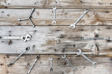 İngiliz anahtarı, anahtar, İngiliz anahtarı, vida anahtarı, garaj ahşap masa üstünde çeşitli anahtar alet. ve boş kopya alanı