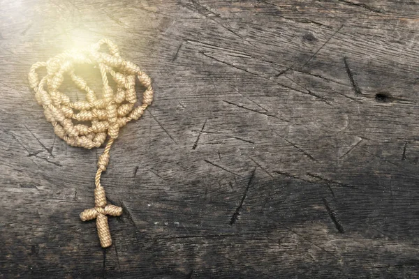 Closeup Ξύλινα Χριστιανικό Σταυρό Κολιέ Σχοινί Βάλτε Ένα Ξύλινο Πάτωμα — Φωτογραφία Αρχείου
