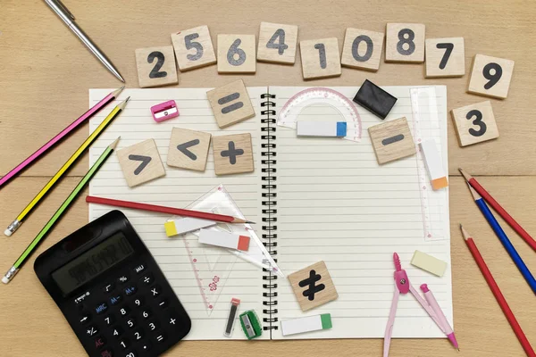 Matematik dersi, geometri veya bilim kullanılan okul malzemeleri. Matematik Geometri aracı ve kopya ile öğrenci numarası ve beyaz arka plan üzerinde izole metin için yer. Matematik kavram. Üstten görünüm.