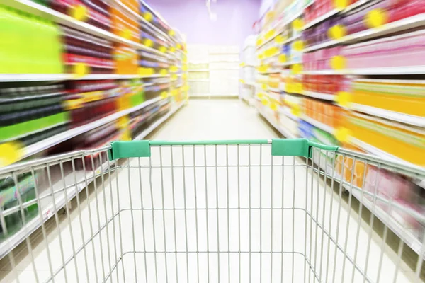 Pasillo Del Supermercado Con Carro Compras Verde Vacío Imagen Está — Foto de Stock