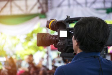 Vdo grapher film üretim profesyonel ekipman ile çalışma. Video kameraman alarak photograp sahne, olay ve seminer üretim ekipmanları kavramı için arka tarafında