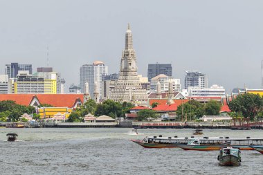 Ünlü Wat Arun, en iyi bilinen yerlerinden, Chao Phraya Nehri cephesidir. Su ulaştırma araçları tekne ile esastır.