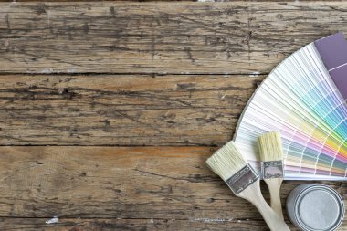 boya işi. Fırçalar, ahşap sapı, sarı kıl, küçük renkli teneke kutu, rengi şerit, ahşap zemin üzerinde yerleştirilen iki boyalı.