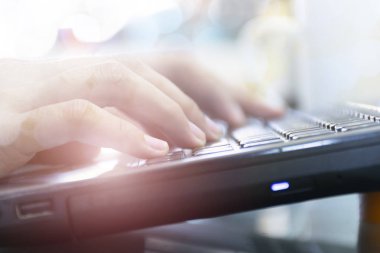 Online pazarlama konsepti. Dizüstü bilgisayarda el ele çalışmaya odaklanın.