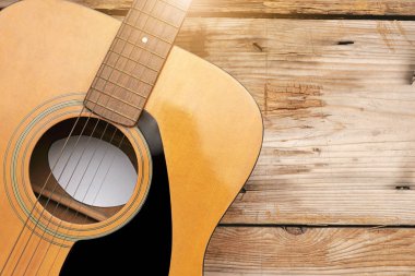 Gitar ahşap bir zeminde direnir. Kopyalama alanı.