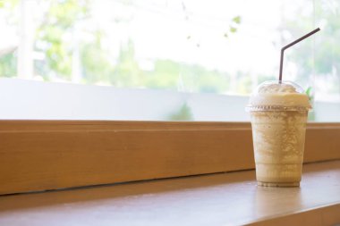 Plastik cam da paketlenmiş karışık kahve.