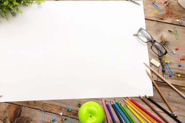 Birçok kırtasiye öğeleri yerleştirilen bir masa, pu büyük boş kağıt