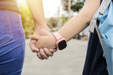 Okul konseptine geri dönelim. Annem okula gitmek için elini tutuyor..