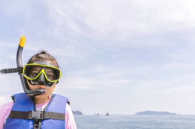 Kadınlar yüzme gözlüğü ve dalış setiyle birlikte mayo giyerler..