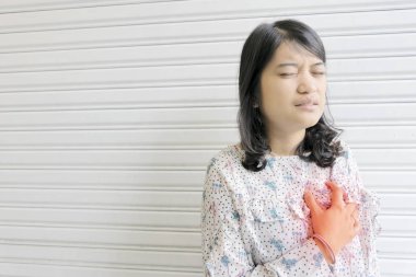 Ofiste göğüs ağrısı çeken kadınlar..