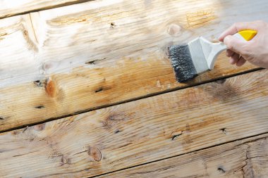 El boya fırçası tutuyor, ahşap olmak.