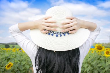 Kadınlar turistler güzel doğanın tadını çıkarıyor. 
