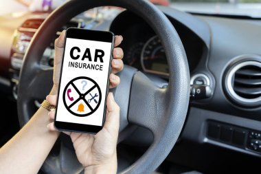 araba sigortası kavramı, smartphone üzerinde sürücü okuma Web sitesi.