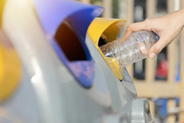 Çöp Recyc içine boş plastik şişe atma el kadar yakın — Stok fotoğraf