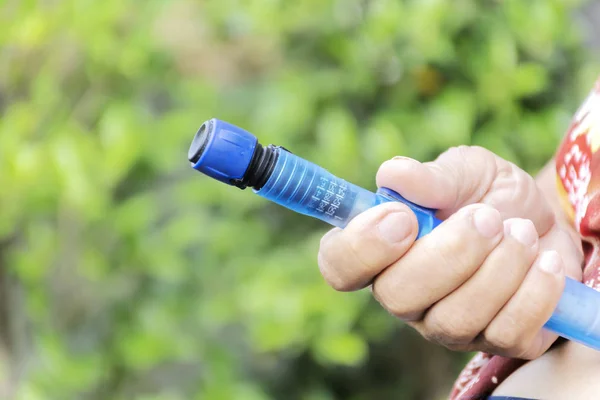 Primo piano di una vecchia paziente diabetica femminile che produce assicurazioni sottocutanee — Foto Stock