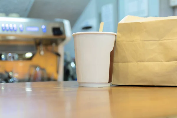 Coffee paper and brown paper bags are the packaging placed on th — Stock Photo, Image