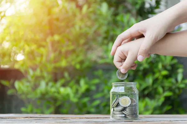 Kleines Mädchen und Stapel Münzen zum Sparen. Sparkonzept. — Stockfoto