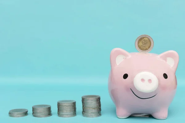 Investerings concept. Piggy Bank aan de top met munten gelegen. Bl — Stockfoto