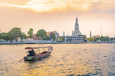 Bangkok Tayland gün batımında Wat Arun Tapınağı. Yolcu tekneleri t