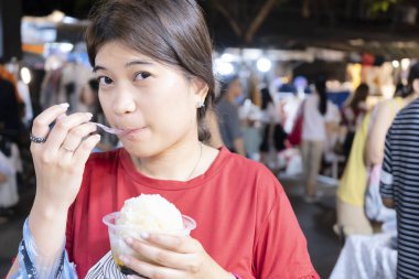 Asyalı kadınlar Bangkok, Tayland seyahat ediyor. Chatuchak pazarı
