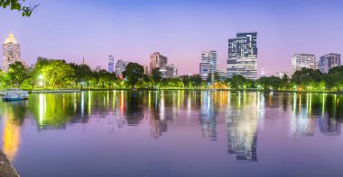 Bangkok Lumpini Park gece, Tayland. Panorama konsepti.