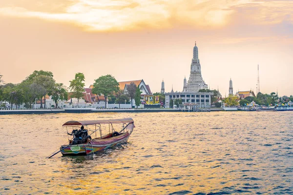 Bangkok Tayland gün batımında Wat Arun Tapınağı. Yolcu tekneleri t