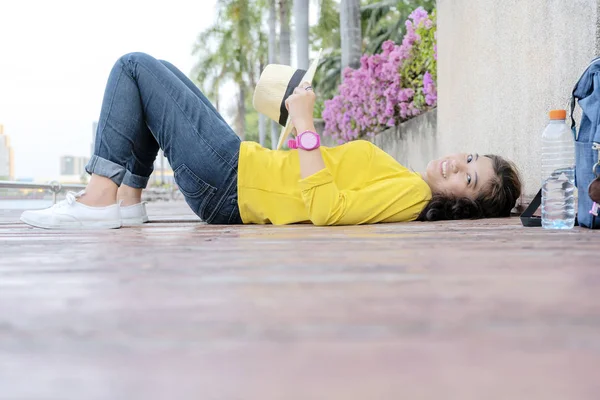 Frauen, die glücklich im Park schlafen. — Stockfoto