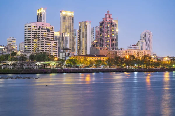 Benchakitti Park, Cityscape of skyscraper business. — Stock Photo, Image