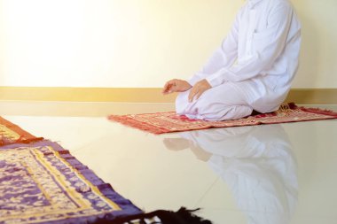 İslam kültürü. Dindar müslüman adam dua