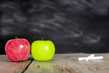 Okul konseptine geri dönelim. Masaya yerleştirilen kırmızı ve yeşil elmalar
