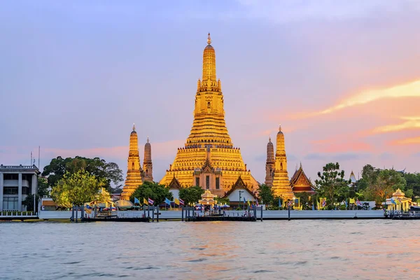 Templo de Wat Arun al atardecer en Bangkok Tailandia . — Foto de Stock