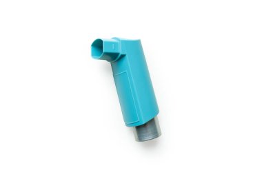 Beyaz arka planda astım spreyleri var. Tıbbi ekipman konsepti