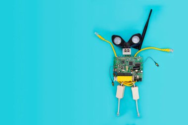 Okul konseptine geri dönelim. Bir metal robot ve programlanabilen bir elektronik levha. Robot ve elektronik. Robot bilimi. Çocuklar için STEM ve STEAM eğitimi. Metin için boş alan.