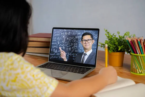 Азиатская Школьница Изучает Математику Время Онлайн Урока Дома Социальную Дистанцию — стоковое фото