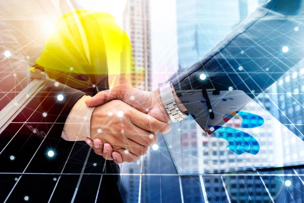 Geschäftsleute Schütteln Geschäftsunternehmen Und Marketing Energiebereich Die Hand Solarenergie Wird — Stockfoto