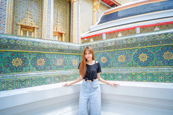 Mulher Asiática Bonito Está Templo Bangkok Tailândia Vestindo Uma Camisa — Fotografia de Stock